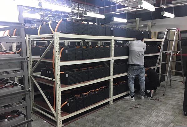 工人正在安装UPS不间断电源的蓄电池