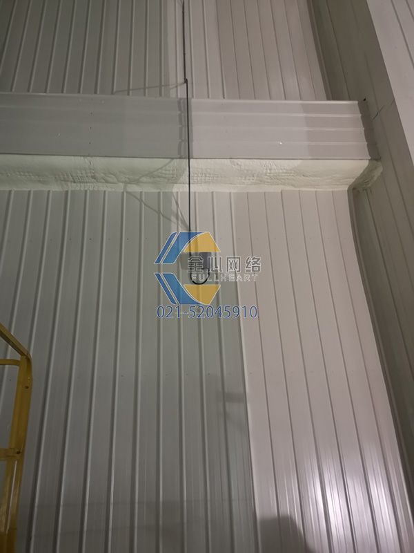 现场开始安装，采用纵向通道两端对射方案，下倾10°左右