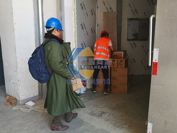 设备陆续进场，施工人员面临冰与火的考验